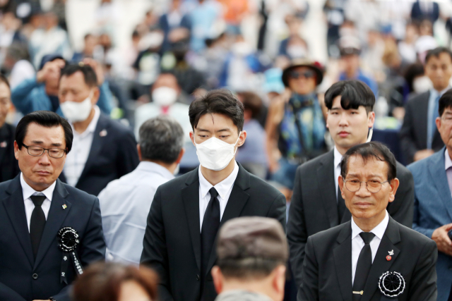 27일 오후 광주 동구 금남로 일대에서 전직 대통령 전두환씨의 손자 전우원씨가 제43주년 5·18 민주화운동을 기념하는 부활제에 참석하고 있다. 이 날은 80년 5월 항쟁 당시 옛 전남도청에서 계엄군에 맞선 시위대들의 최후 항쟁이 벌어진 날이다. 연합뉴스