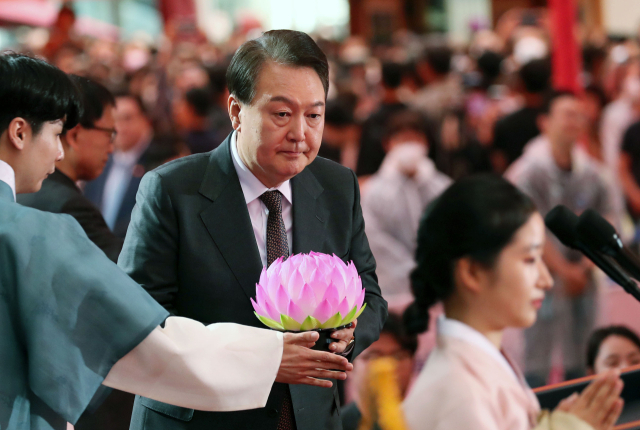윤석열 대통령이 27일 서울 종로구 조계사에서 열린 불기 2567년 부처님오신날 봉축법요식에서 헌등을 하고 있다. 연합뉴스