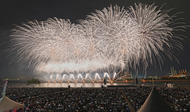 27일 경북 포항시 형산강체육공원에서 열린 '2023 포항국제불빛축제'에서 국제불꽃쇼에 참가한 각국 팀이 쏘아올린 불꽃이 밤하늘을 화려하게 수놓고 있다. 김영진 기자 kyjmaeil@imaeil.com