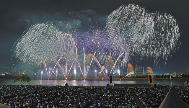 27일 경북 포항시 형산강체육공원에서 열린 '2023 포항국제불빛축제'에서 국제불꽃쇼에 참가한 각국 팀이 쏘아올린 불꽃이 밤하늘을 화려하게 수놓고 있다. 김영진 기자 kyjmaeil@imaeil.com