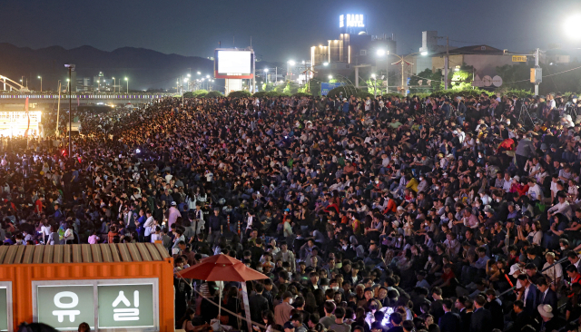 27일 경북 포항시 형산강체육공원에서 열린 '2023 포항국제불빛축제'가 많은 시민으로 붐비고 있다. 김영진 기자 kyjmaeil@imaeil.com