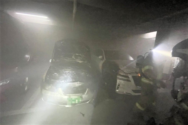 28일 오전 4시52분쯤 영천시 야사동 한 아파트 지하주차장에서 발생한 차량 화재 현장. 경북소방본부 제공