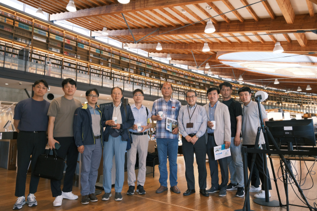 일본 다케오도서관을 찾은 상주시 연수단(왼쪽 다섯 번째부터 김진철 상주시도시과장, 강영석 상주시장, 다케오도서관장, 박주형 시의원). 상주시 제공