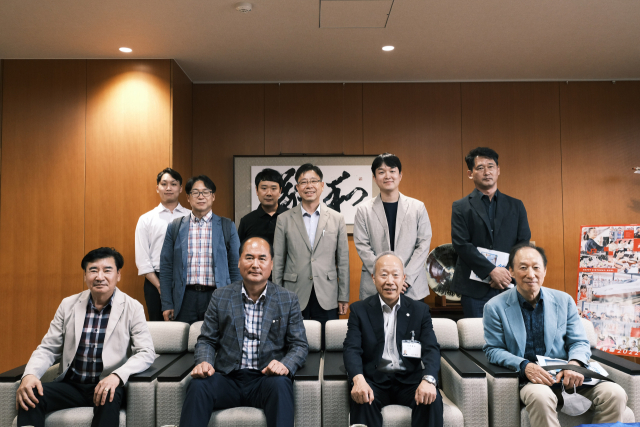 일본 다케오시청을 찾은 상주시 연수단 (앞줄 왼쪽부터 박주형 시의원, 강영석 상주시장, 다케오부시장, 김준영 교수) 상주시 제공