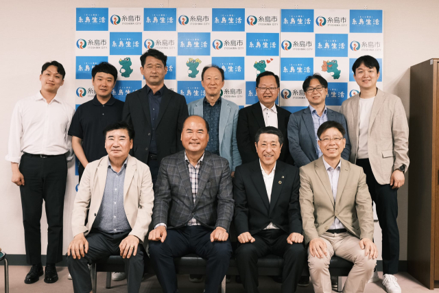 일본 이토시마시청을 방문한 상주시 연수단 (앞줄 왼쪽부터 박주형 시의원, 강영석 상주시장, 이토시마 시장, 김진철도시과장) 상주시 제공