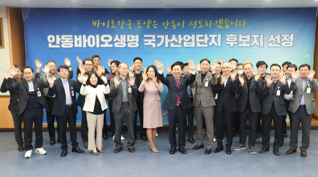 민선 8기 1년을 앞두고 안동시의 굵직굵직한 현안사업들이 속속 해결되고 있다. 권기창 시장은 100년 성장 기틀 마련을 위해 차근차근 노력하겠다는 의지를 밝히고 있다. 사진은 바이오생명 국가산업단지 후보지 선정을 반기는 안동시 간부 공무원들. 매일신문 D/B