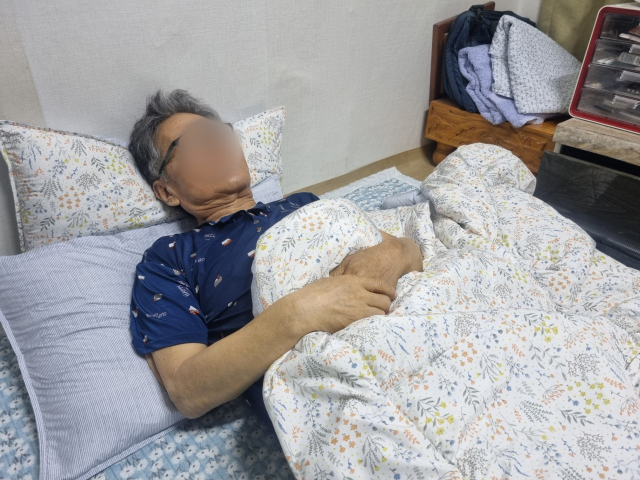 지난 26일 저녁 이덕호(가명·72) 씨가 항암 치료를 받느라 아침 일찍 서울에 있는 병원을 다녀온 뒤 기진맥진한 상태로 방에 누워있다. 윤정훈 기자