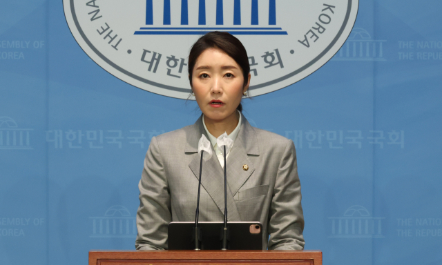 강선우 민주당 대변인이 지난 7일 국회 소통관에서 브리핑하고 있다. 연합뉴스