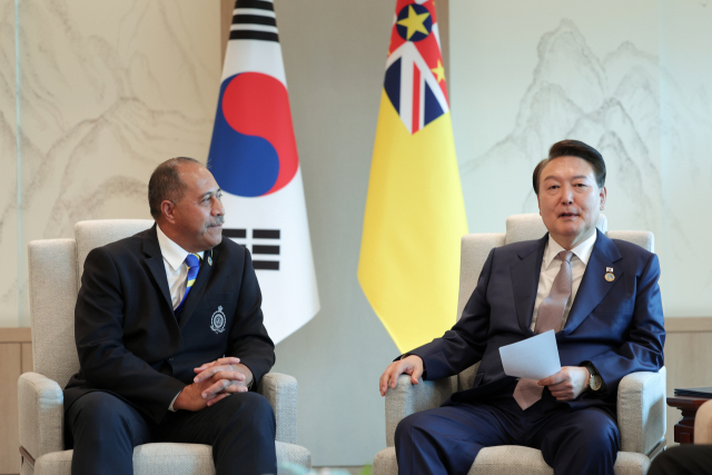 2023 한·태평양도서국 정상회의를 앞두고 윤석열 대통령이 29일 서울 용산 대통령실에서 달튼 타겔라기 니우에 총리와 정상회담을 하고 있다. 연합뉴스