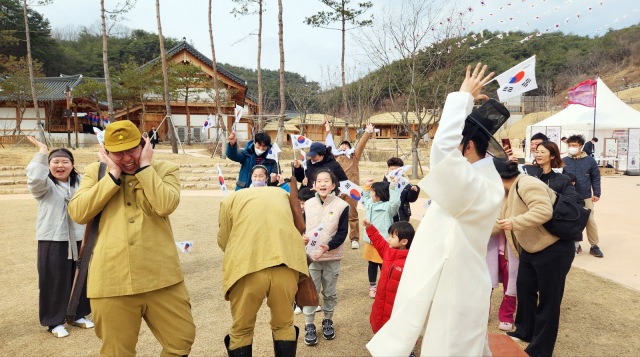 한국문화테마파크 산성마을에서는 한해 동안 다양한 이벤트를 진행한다. 지난해 크리스마스, 올해 3·1절, 어린이날 등에는 다양한 체험거리를 마련해 관광객들이 몰려들고 있다. 안동시 제공