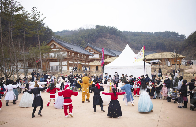 한국문화테마파크 산성마을에서는 한해 동안 다양한 이벤트를 진행한다. 지난해 크리스마스, 올해 3·1절, 어린이날 등에는 다양한 체험거리를 마련해 관광객들이 몰려들고 있다. 안동시 제공