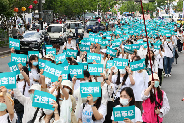 대한간호협회 회원들이 지난 5월 서울 종로구 세종대로에서 윤석열 대통령의 간호법 거부권 행사를 규탄하며 서울역으로 행진하고 있다. 연합뉴스