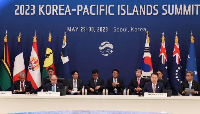윤석열 대통령이 29일 청와대 영빈관에서 열린 2023 한·태평양도서국 정상회의에서 태평양도서국포럼 의장인 마크 브라운 쿡제도 총리의 발언을 경청하고 있다. 연합뉴스