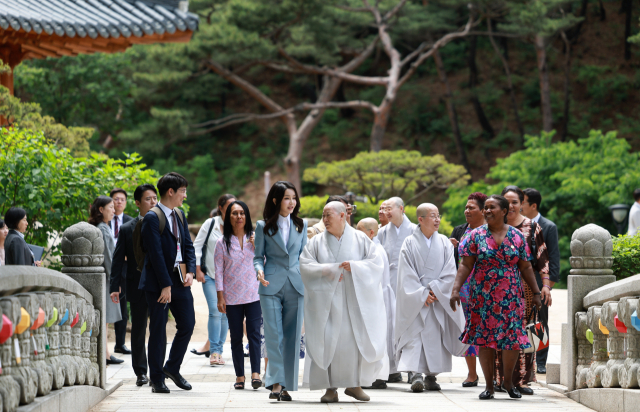 김건희 여사가 29일 서울 은평구 진관사에서 태평양도서국 정상 배우자들과 함께 사찰을 둘러보고 있다. 연합뉴스