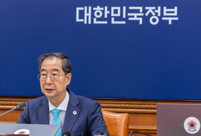 한덕수 국무총리가 30일 오전 서울 종로구 정부서울청사에서 열린 국무회의에 참석해 의제를 설명하고 있다. 연합뉴스