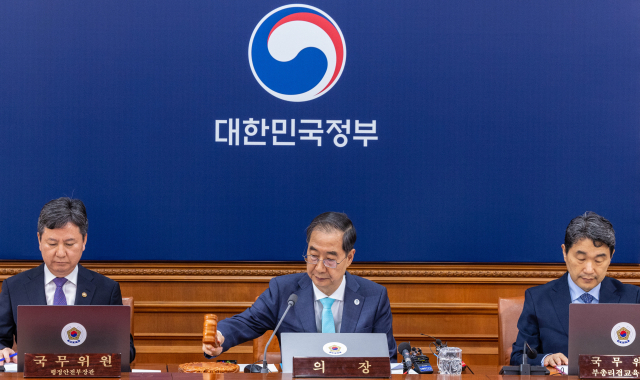 한덕수 국무총리가 30일 오전 서울 종로구 정부서울청사에서 열린 국무회의에 참석해 의사봉을 두드리며 국무회의를 시작하고 있다. 연합뉴스