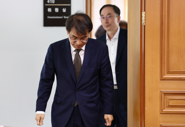 노태악 중앙선관위원장이 30일 오전 과천 중앙선거관리위원회에서 고위직 간부들의 자녀 특혜 채용 의혹 관련 대응 방안 등을 논의하기 위해 열린 긴급회의에 참석하고 있다. 연합뉴스