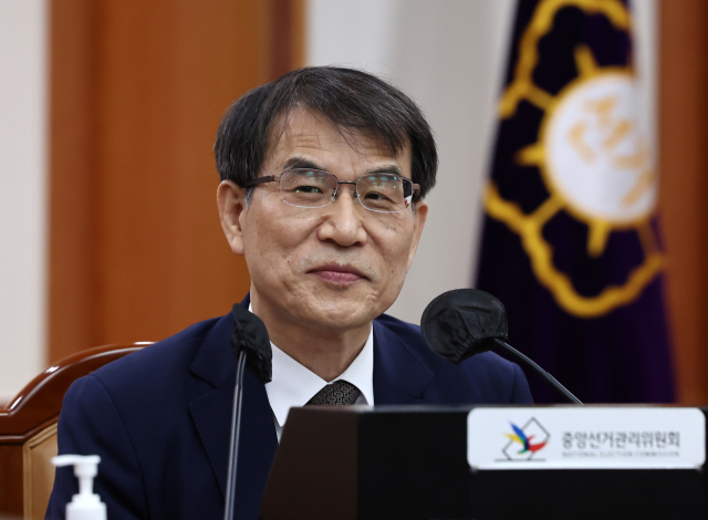 노태악 중앙선관위원장이 30일 오전 과천 중앙선거관리위원회에서 고위직 간부들의 자녀 특혜 채용 의혹 관련 대응 방안 등을 논의하기 위해 열린 긴급회의를 주재하고 있다. 박찬진 사무총장과 송봉섭 사무차장, 김세환 전 사무총장 등 선관위 전·현직 간부 6명의 자녀는 경력 직원 채용 과정에서 특혜를 받았다는 의혹을 받고 있다. 연합뉴스