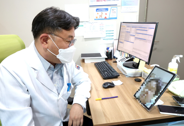 다음 달 비대면진료 시범사업 전환을 앞두고 30일 서울 도봉구 한 의원에서 비대면진료 시범사업과 관련해 비대면 진료 과정이 취재진에 시연되고 있다. 연합뉴스