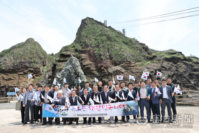 경북 남부지역 시·군의회 의장협의회 관계자들이 30일 독도를 찾아 일본의 역사 왜곡 만행을 규탄하며 독도 수호 의지를 결의하고 있다. 포항시의회 제공