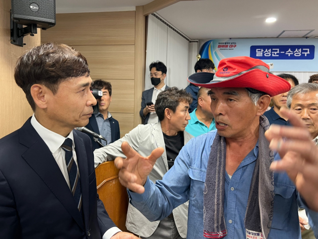 30일 오후 달성군 가창면행정복지센터에서 열 예정이었던 달성군 가창면 수성구 편입 관련 주민설명회가 주민들의 반대에 무산됐다. 정욱진 기자.