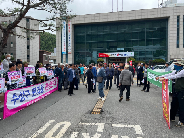 주민설명회가 열리기 전부터 가창면행정복지센터 앞에서 편입 찬성과 반대 주민들이 열띤 장외 공방을 벌였다. 정욱진 기자.