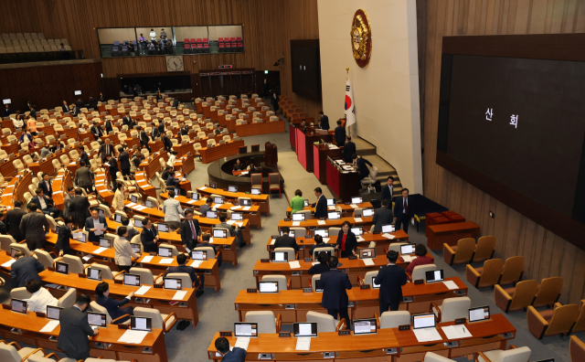 30일 국회 본회의에 산회 안내문이 나오고 있다. 이날 윤석열 대통령이 거부권을 행사한 간호법 제정안은 부결돼 결국 폐기됐다. 연합뉴스