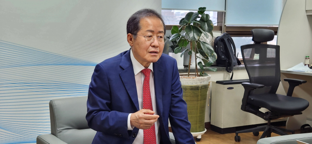 홍준표 대구시장이 30일 기자 간담회를 갖고 대구경북신공항 건설 추진 일정 등을 설명하고 있다. 연합뉴스