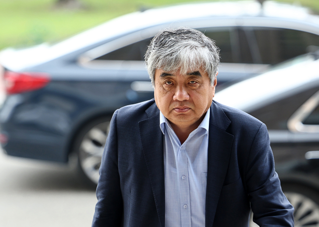 종합편성채널 재승인 심사점수 조작 혐의로 기소돼 면직 위기에 놓인 한상혁 방송통신위원장이 30일 오전 과천 방송통신위원회로 출근하고 있다. 연합뉴스