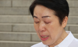 김영경 대한간호협회 회장이 30일 오후 서울 여의도 국회에서 열린 본회의에서 간호법안 재의의 건 투표가 부결된 뒤 국회 본청 앞에서 