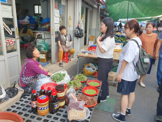 지난달 16일 계명대 국어국문학전공 학생들이 100년 전통을 자랑하는 대구 화원전통시장에서 우리 지역의 말을 조사하고 있다. 계명대 제공