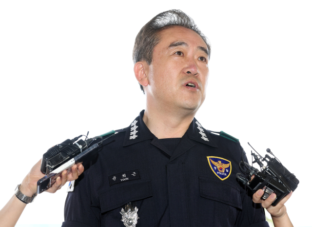 윤희근 경찰청장이 31일 오전 서울 남대문경찰서에서 열린 경비 대책회의를에 참석하기 전 이날 열리는 집회 관련 취재진 질문에 답하고 있다. 연합뉴스