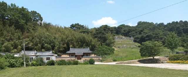 옥화리(玉花里) 능골에는 성주 이씨(星州李氏) 중시조 이장경(李長庚)의 묘소가 있다.