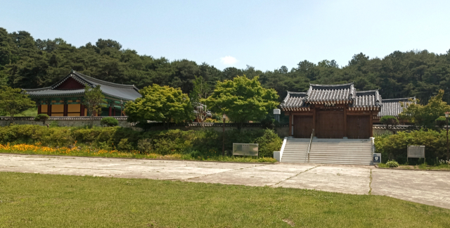성주이씨 시조인 신라 경상공 이순유와 중시조인 농서군공 이장경을 배향하는 재실인 오현재