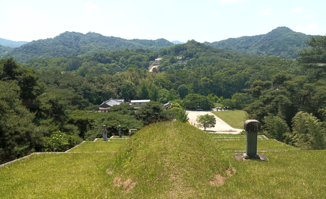 이장경의 묘소에서 바라본 조안산은 옥녀가 화장대 앞에서 화장을 하는 형상 즉, 옥녀단장형(玉女丹粧形)이다.