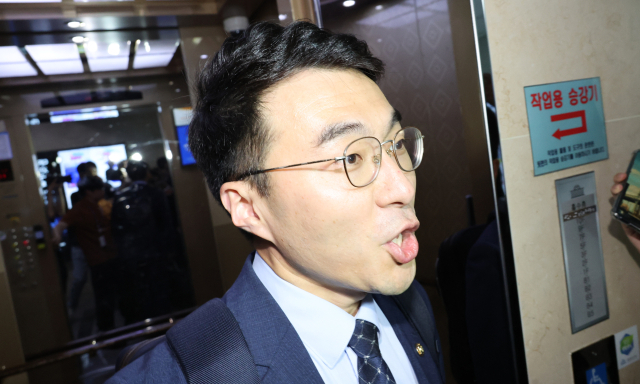 무소속 김남국 의원이 31일 오후 국회 의원 사무실을 나오고 있다. 연합뉴스
