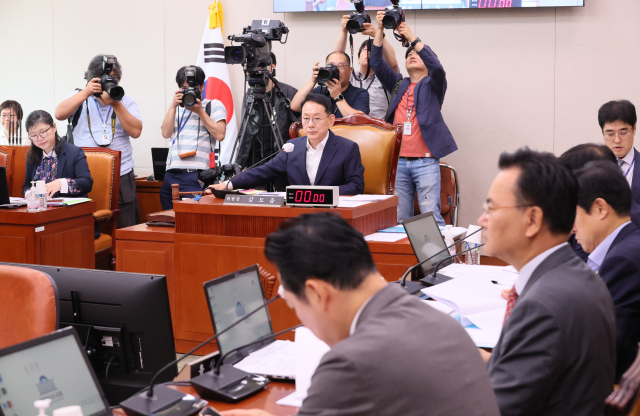 지난 25일 오전 국회에서 열린 법제사법위원회 전체회의에서 김도읍 법사위원장이 의사봉을 두드리고 있다. 연합뉴스