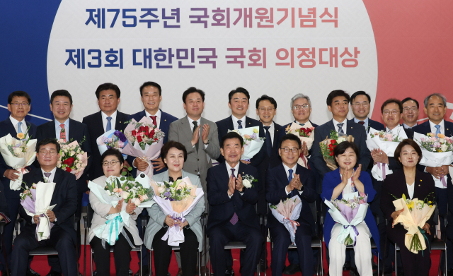 31일 국회에서 열린 제75주년 국회 개원 기념식에서 김진표 국회의장이 의정대상 수상자들과 기념촬영을 하고 있다. 연합뉴스