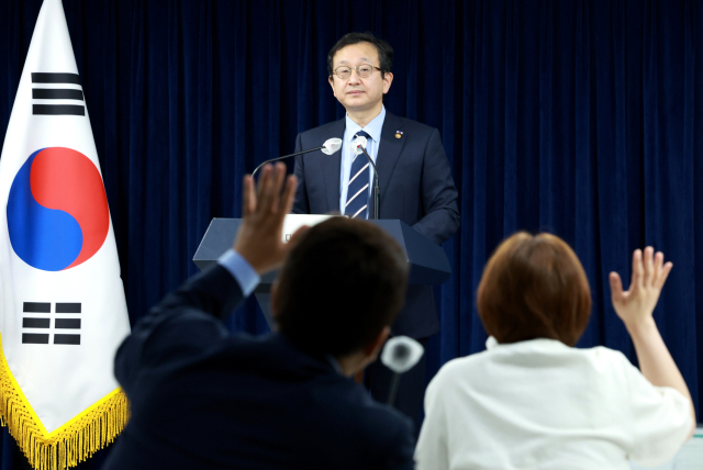 정승윤 국민권익위원회 사무처장 겸 부패방지 부위원장이 1일 정부서울청사에서 최근 불거진 중앙선거관리위원회 자녀 특혜 채용 의혹과 관련해 전수조사 계획 설명을 마친 뒤 취재진의 질문을 받고 있다. 연합뉴스