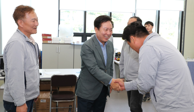 권기창 안동시장은 도담~영천간 중앙선 복선전철화 사업 가운데 안동~의성 구간 궤도사업이 한창인 현장사무실을 찾아 공사가 차질없이 추진될 수 있도록 당부했다. 안동시 제공