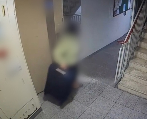 부산에서 온라인 앱을 통해 또래를 살해한 20대 여성이 빈 캐리어를 끌고 자신의 집을 나서는 장면. 부산경찰청