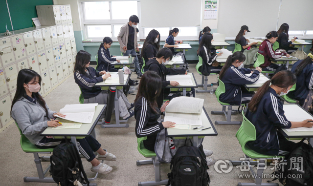 2024학년도 대학수학능력시험 6월 모의평가가 치뤄진 1일 오전 대구 중구 경북여자고등학교에서 3학년 학생들이 시험을 치고 있다. 안성완 기자 asw0727@imaeil.com