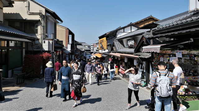 기요미즈데라는 청수사로 오르는 언덕길이라는 뜻을 가지고 있다.전통가옥을 개조한 상점과 찻집이 많아 옛 일본의 분위기를 느낄수 있다.