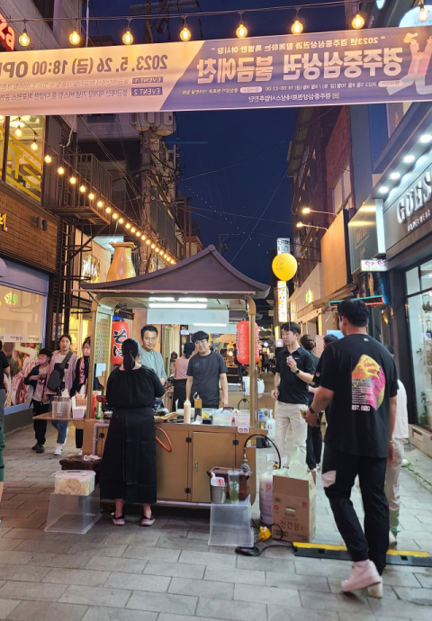 경주 구도심을 찾은 시민과 관광객들이 골목야시장 