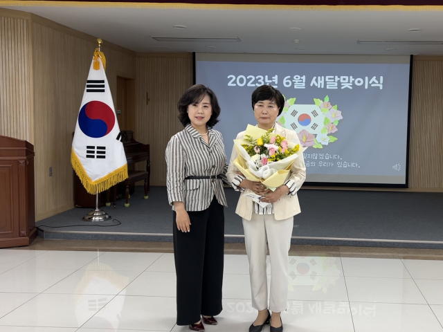 경상북도김천교육지원청(교육장 공현주)은 1일, 대덕초등학교에 근무하는 정해주 돌봄전담사(오른쪽)를 