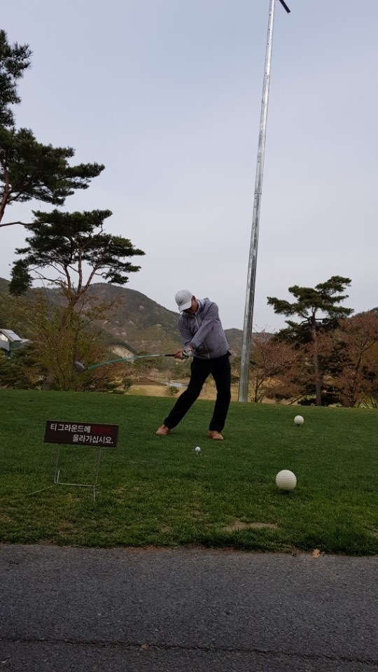 클럽이 아닌 몸통이 움직여 좋은 스윙을 만들어내야, 원하는 결과를 얻을 수 있다. 황환수 프로 제공