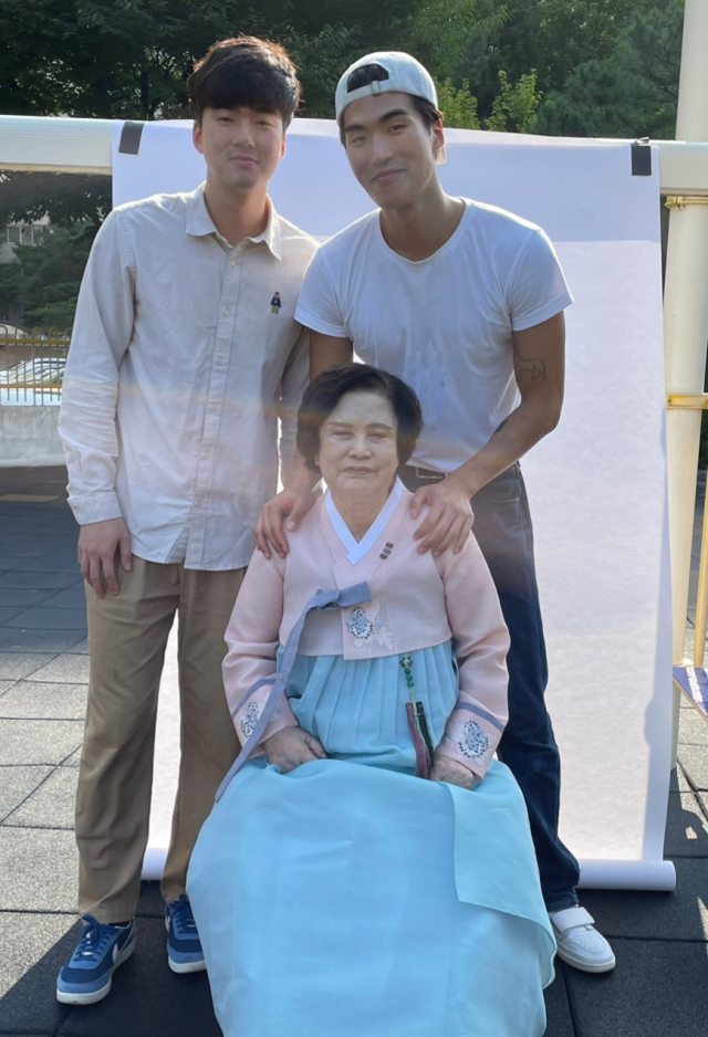 김동영 여행스케치 대표의 어머니 고 이미자 씨가 생전에 손자들과 함께 촬영한 사진. 가족 제공.