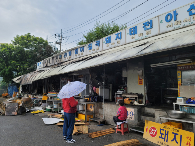 1일 오전 3시 13분쯤 북구 검단동 대구축산물도매시장 축산부산물 도매상가에서 불이 나 점포 5곳이 전소되고 소방추산 2천389만원의 재산피해가 났다. 사진은 이날 오후 1시쯤 상인들이 불에 탄 점포를 보며 망연자실해 있는 모습. 박성현 기자