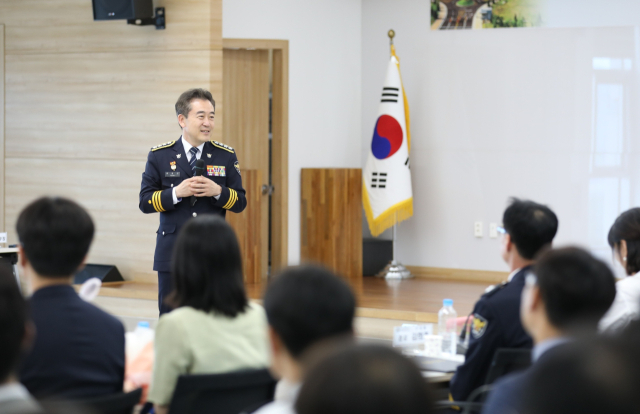 윤희근 경찰청장은 1일 경북경찰청에서 중요범죄 범인 검거에 공적을 세운 수사관을 특진 임용하고 강력범죄 피의자 조기 검거 유공자를 표창했다. 경북경찰청 제공