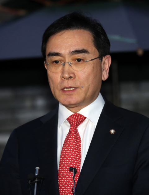 각종 설화와 논란을 일으킨 국민의힘 태영호 최고위원이 8일 오후 서울 여의도 국민의힘 당사에서 열린 중앙윤리위원회에서 소명을 마친 뒤 취재진의 질문에 답하고 있다. 연합뉴스